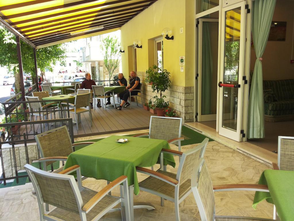Hotel Cannes Rimini Exteriör bild